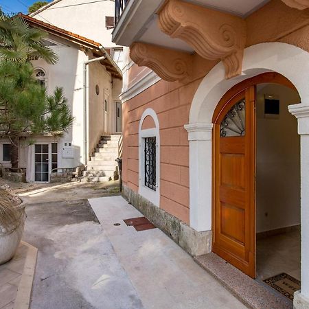 Beautiful Apartment House On The Seaside Ика Екстериор снимка