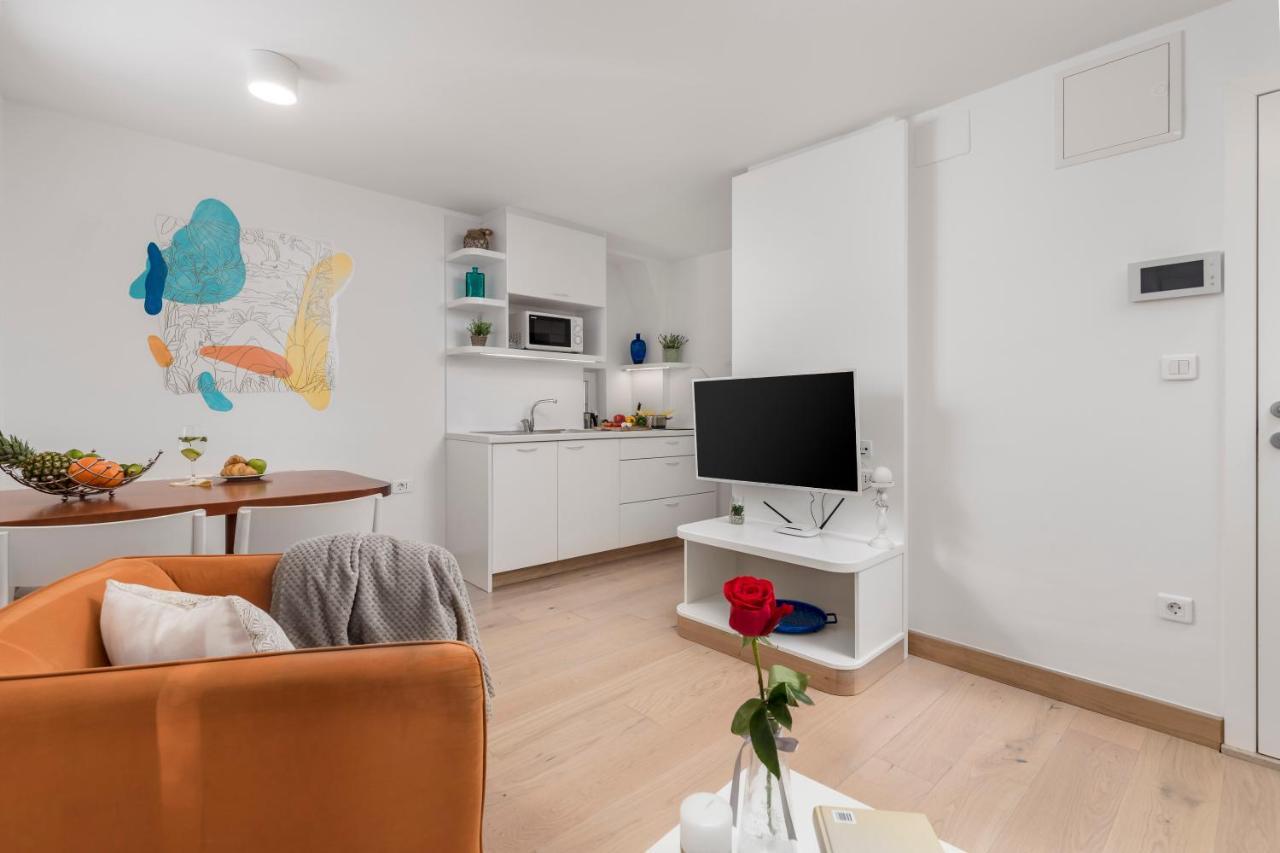 Beautiful Apartment House On The Seaside Ика Екстериор снимка