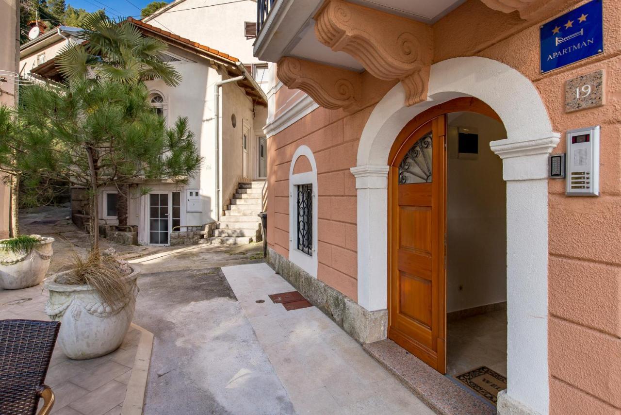 Beautiful Apartment House On The Seaside Ика Екстериор снимка
