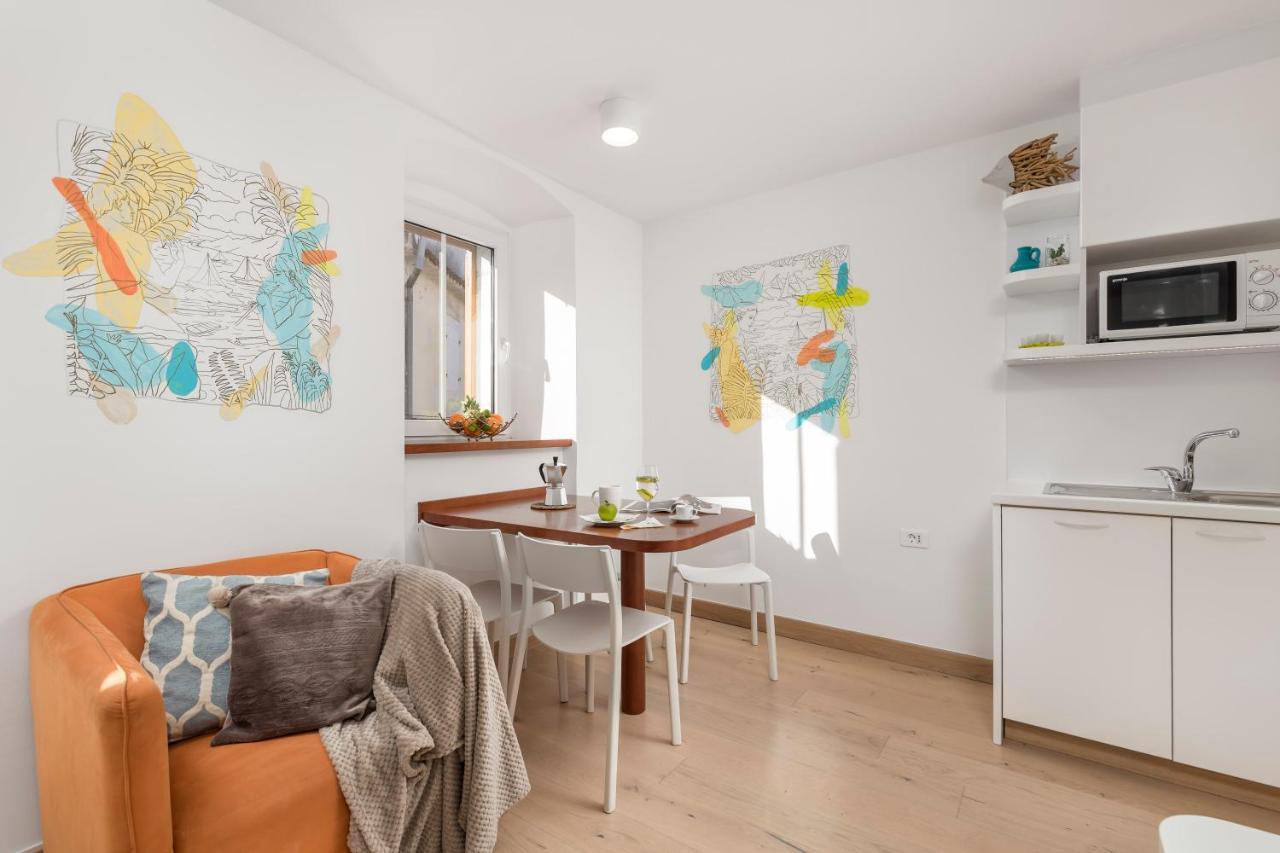 Beautiful Apartment House On The Seaside Ика Екстериор снимка