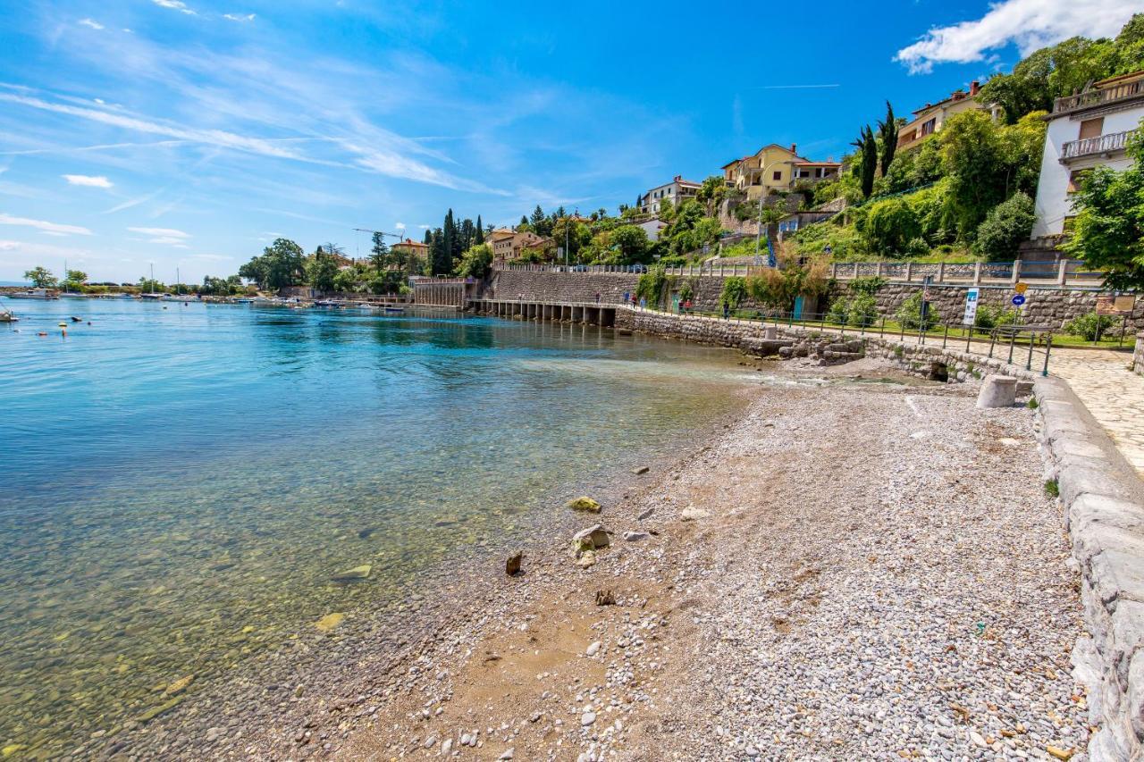 Beautiful Apartment House On The Seaside Ика Екстериор снимка